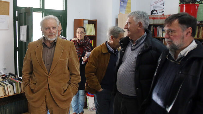 Julio Anguita y el presidente del Colectivo Prometeo, Juan Garc&iacute;a, presentan la campa&ntilde;a Uni&oacute;n Europea: una cuesti&oacute;n nacional, en diciembre de 2016