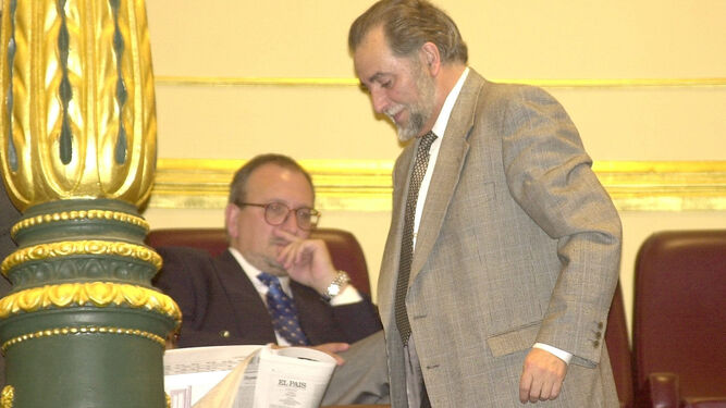 Julio Anguita llega a la tribuna de invitados del&nbsp;Congreso de los Diputados en abril del a&ntilde;o 2000