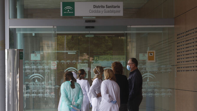 Varios profesionales sanitarios entran en el centro de especialidades Castilla del Pino.