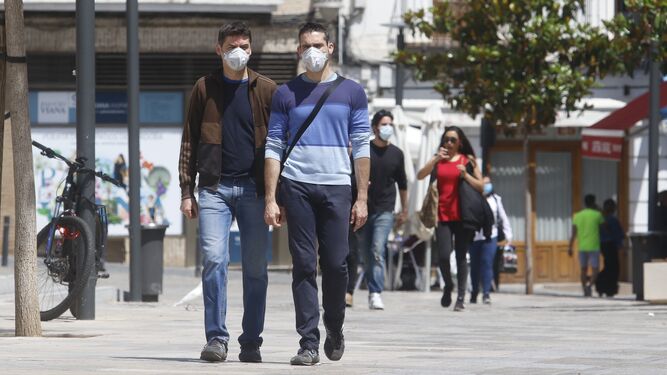 Dos hombres pasean por Córdoba durante el estado de alarma.