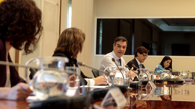 Pedro Sánchez y el ministro de sanidad, Salador Illa, durante la reunión de este domingo por videoconferencia con los presidentes autonómicos.