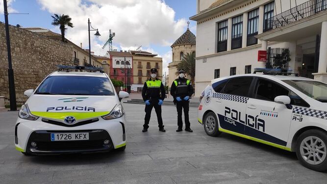 Agentes de la Policía Local de Lucena, con equipos de protección frente al coronavirus.