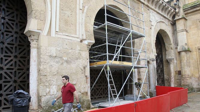 Trabajos de la retirada de la celosía de la segunda puerta de la Mezquita-Catedral.