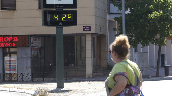 Un termómetro de la capital registra 42 grados de temperatura.