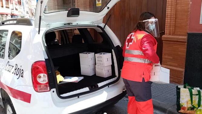 Voluntarios de Cruz Roja recolectando alimentos en las residencias