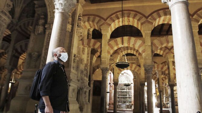 Un hombre observa uno de los capiteles de la Mezquita-Catedral.
