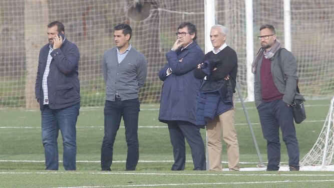 Los técnicos de la dirección deportiva del Córdoba CF, junto a González Calvo, en la Ciudad Deportiva.