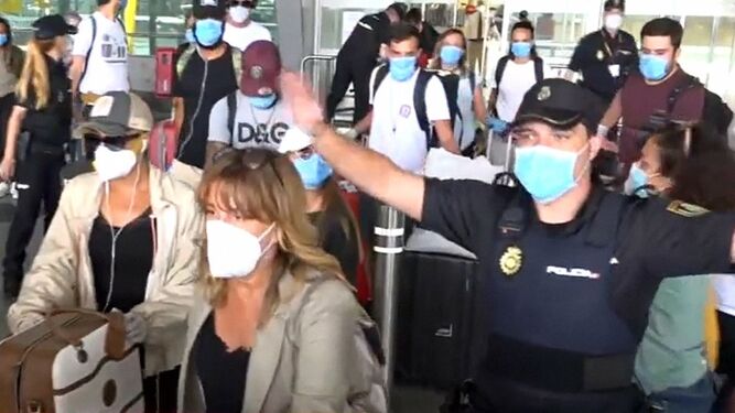 La policía vigila la llegada del equipo de 'Supervivientes' a España.