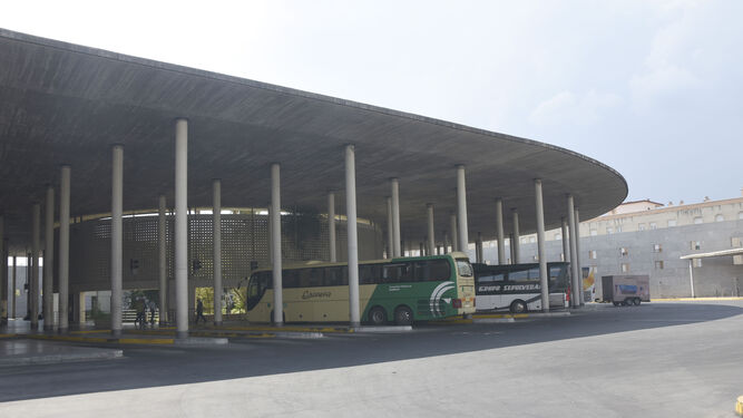 Vehículos aparcados en la Estación de Autobuses de Córdoba.