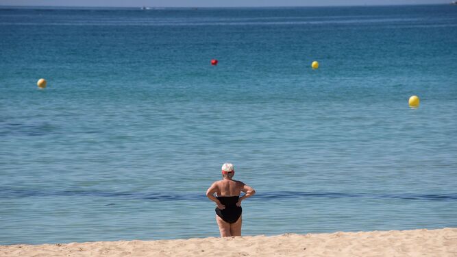 Así opinan los lectores: pagar 1.900 euros a desempleados para vigilar las playas es una medida populista y efectista