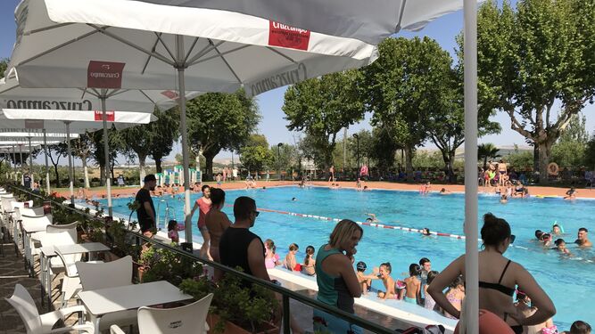 Socios del club Mirabueno durante un curso de natación.