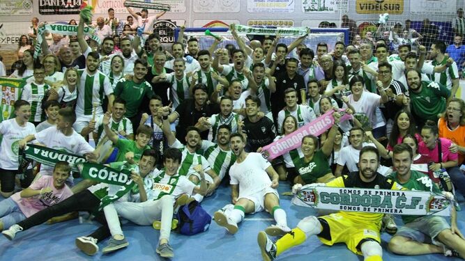Los jugadores del Córdoba Fustsal celebran junto a los aficionados desplazados a Mengíbar el ascenso a Primera.