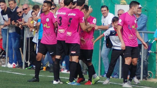 Los jugadores del Ciudad de Lucena celebran un gol en la Ciudad Deportiva del Córdoba.