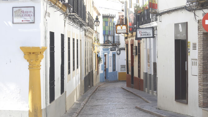 Calle de la Judería de Córdoba, sin turistas.