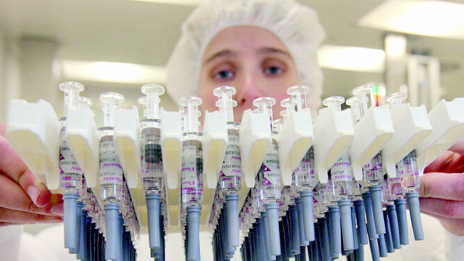Una investigadora con muestras para vacunas