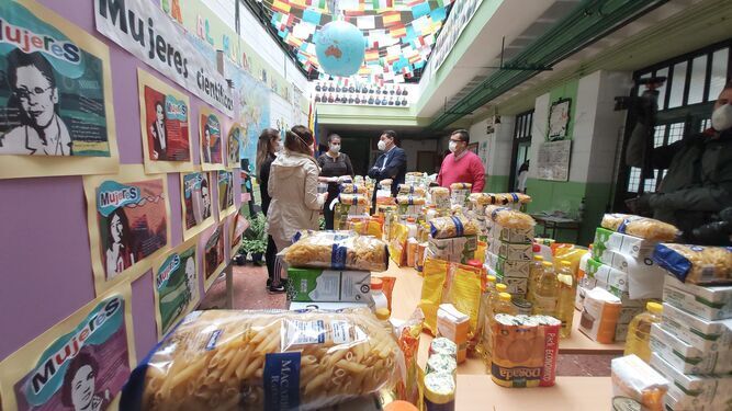 Preparación de un reparto de alimentos de la plataforma Todos por Córdoba