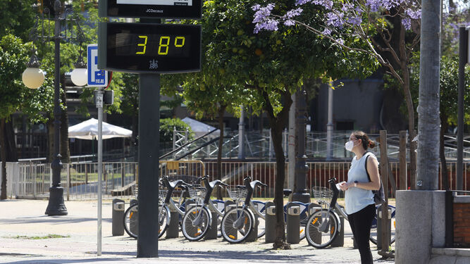 Un termómetro de la capital marca 38 grados durante esta semana.
