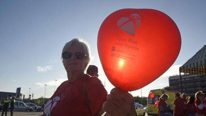 Una mujer muestra un globo con el lema de la campaña de donación de órganos del Reina Sofía.