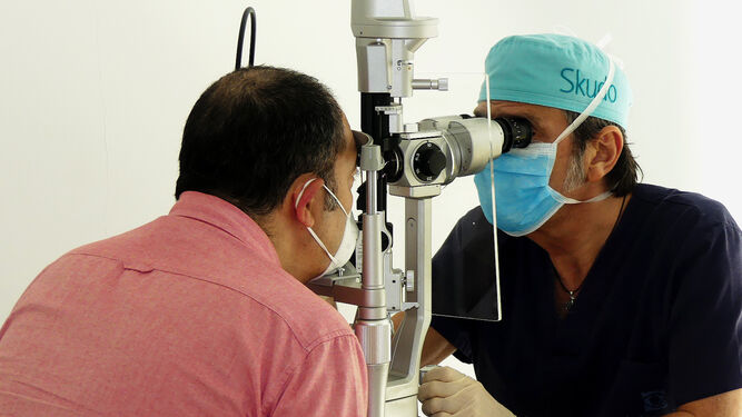Un paciente es atendido en las consultas oftalmológicas del hospital
