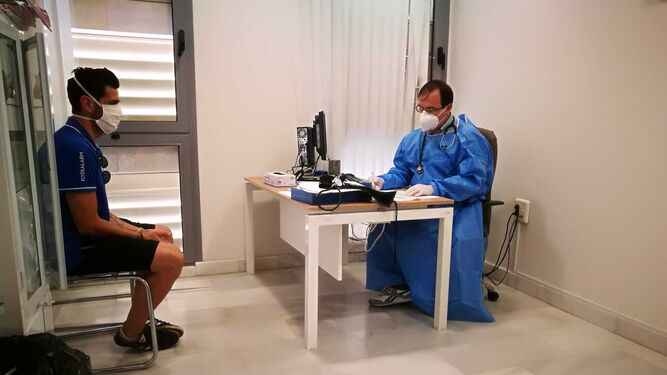 Un jugador del Ciudad de Lucena, en la consulta de la Clínica Beiman para pasar el test.