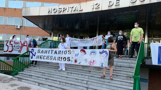 Varios trabajadores sanitarios se manifiestan ante el hospital 12 de Octubre de Madrid.