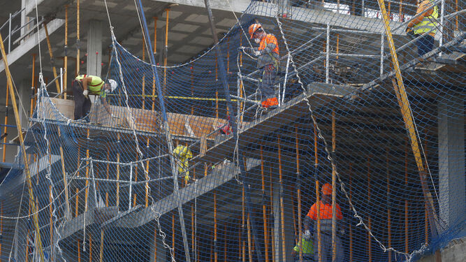 Varios obreros trabajan en la construcción de un edificio en Córdoba.