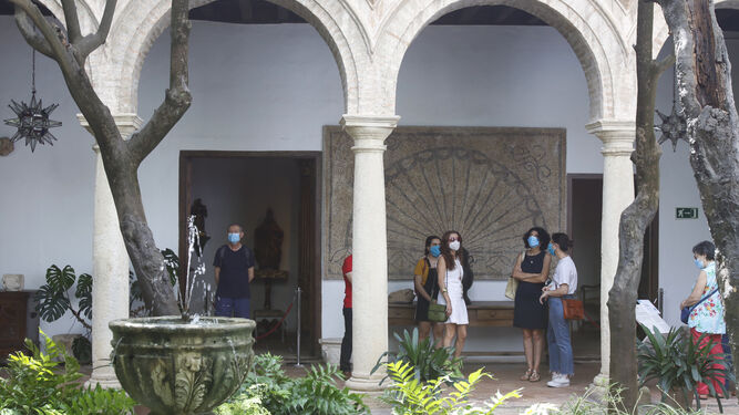 Las fotograf&iacute;as de los primeros paseos por el Palacio de Viana de C&oacute;rdoba tras el confinamiento