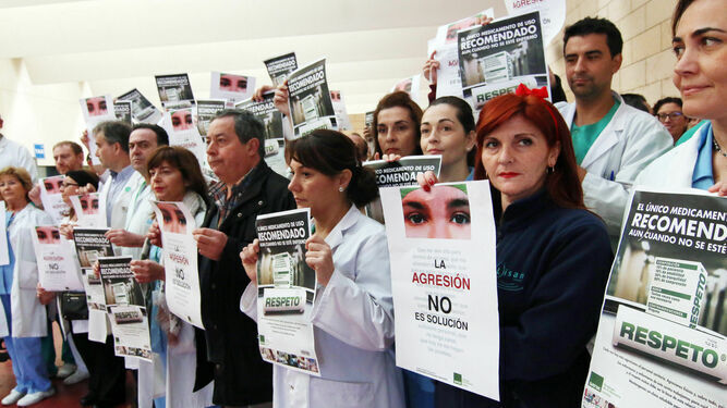 Imagen de archivo de una concentración en el Reina Sofía contra las agresiones a sanitarios.