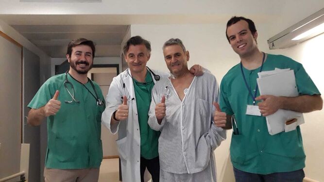 Juan y el doctor López Granados, con otros dos miembros del equipo de Cardiología.