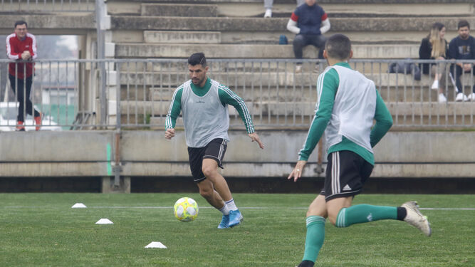 Willy controla el balón ante Moutinho en un entrenamiento en la Ciudad Deportiva.
