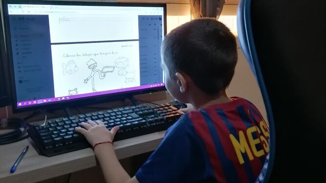 Un escolar realiza sus tareas en uno de los ordenadores.