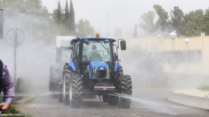 Tractor desinfectando las calles en Lucena durante las primeras fases de la pandemia.