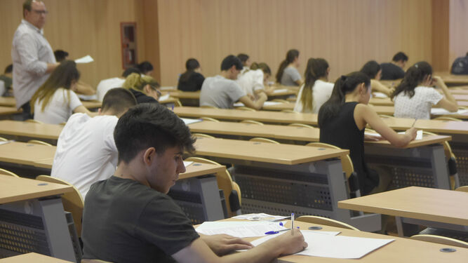 Alumnos durante las pruebas de acceso a la Universidad de 2019 en Córdoba.
