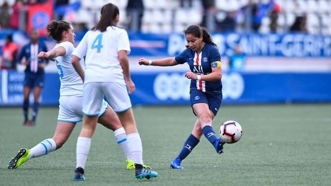 Sana Guermazi golpea el balón en un partido con el PSG.