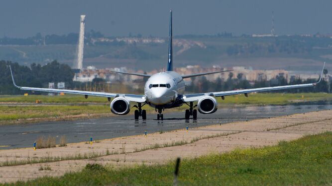 Un avión maniobra en el aeropuerto de Sevilla.