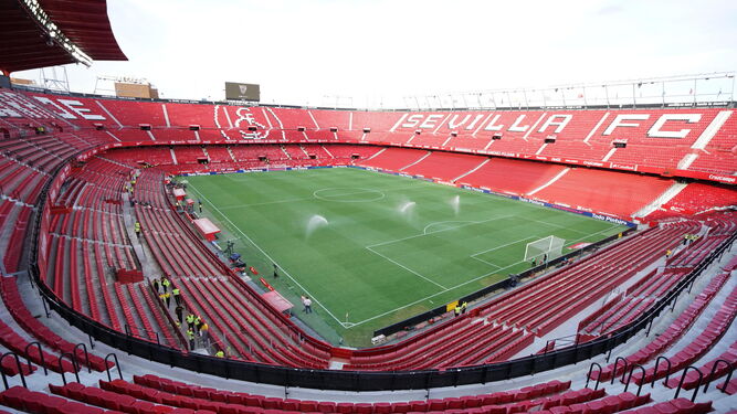 Vista panorámica del estadio Ramón Sánchez-Pizjuána, con las gradas tan vacías como lucirán en el derbi de este jueves.