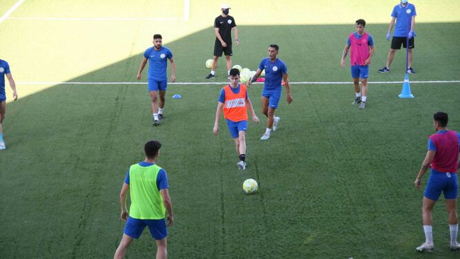 Los jugadores del Ciudad de Lucena, durante un entrenamiento de esta semana.