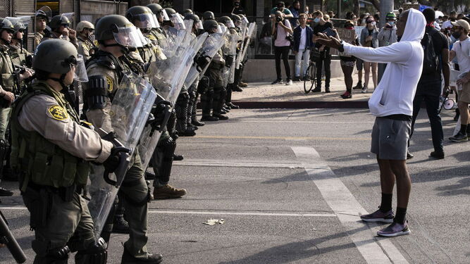 Un manifestante lanza reproches a los agentes policiales durante la jornada de protestas contra el racismo en Los Ángeles.