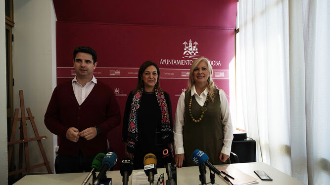 Los portavoces de IU (Pedro García),  PSOE (Isabel Ambrosio) y Podemos (Cristina Pedrajas).