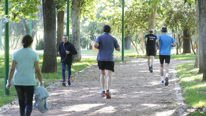 Varias personas hacen deporte en Córdoba.
