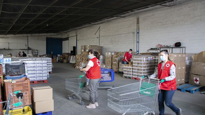 Voluntarios de Cruz Roja recogiendo los alimentos.