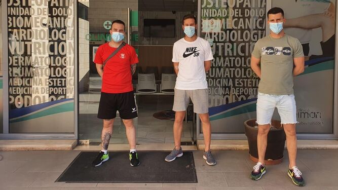 Tres jugadores del Bujalance, a su llegada a la clínica donde pasaron las pruebas de detección del covid-19.