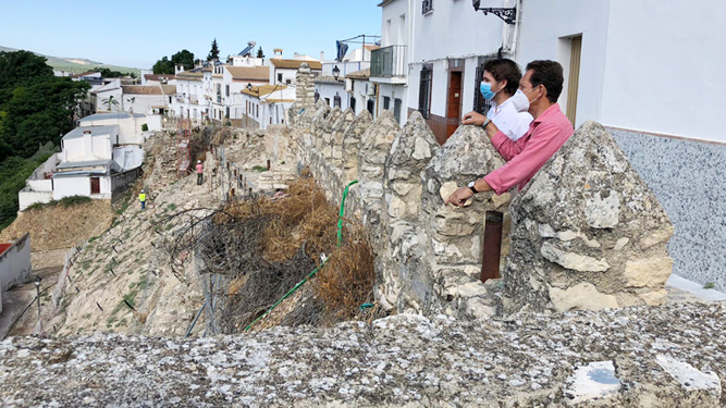 Fernando Priego y Francisco Casas observan el inicio de la segunda fase en la ladera de la Villa.