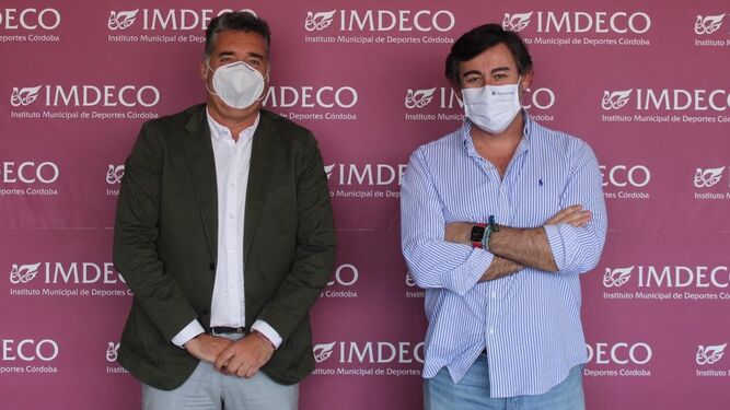 Manuel Torrejimeno, presidente del Imdeco, junto a Javier González Calvo, consejero delegado del Córdoba CF.