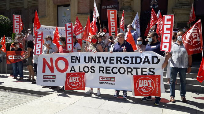 Concentración de los representantes sindicales en el Rectorado de la UCO.