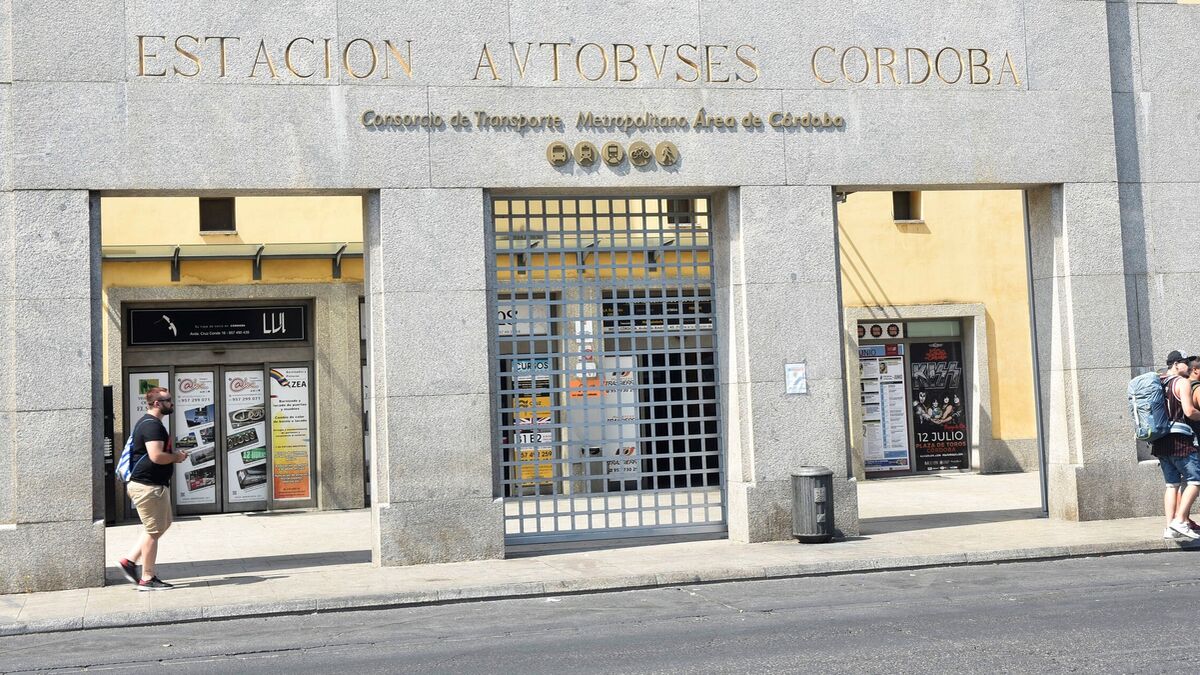 Un vigilante de seguridad de la Estación de Autobuses de Córdoba impidió, con la ayuda del personal de limpieza, que un hombre de se suicidará