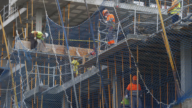 Varios trabajadores de la construcción se emplean en una obra en Córdoba.
