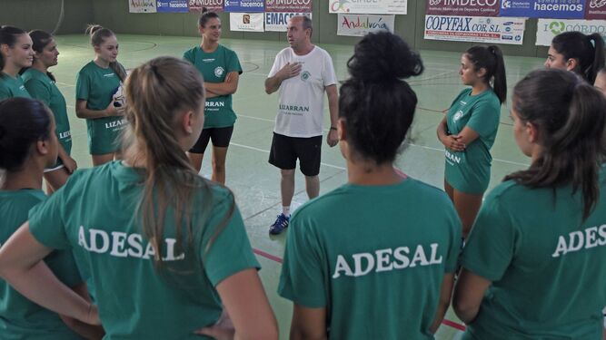 Rafa Moreno se dirige a las jugadoras del Adesal en un entrenamiento en La Fuensanta.
