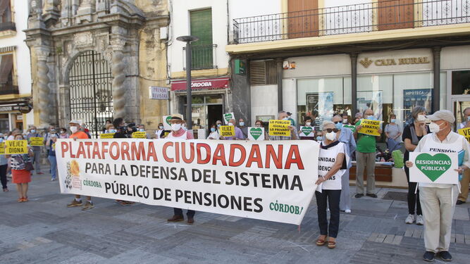 Concentración de los pensionistas a las puertas del Ayuntamiento de Córdoba