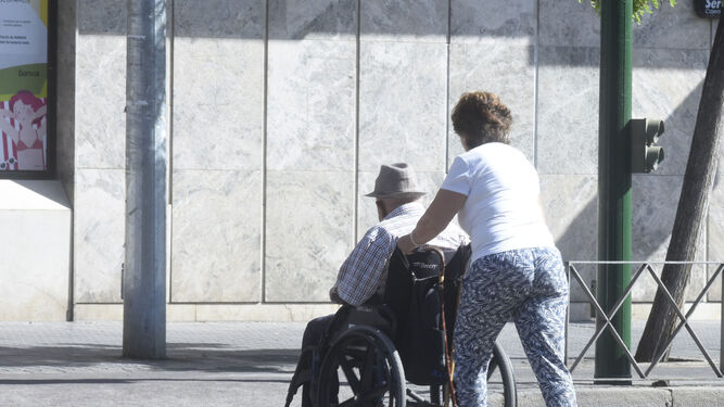 Dos personas mayores durante un paseo por Córdoba.